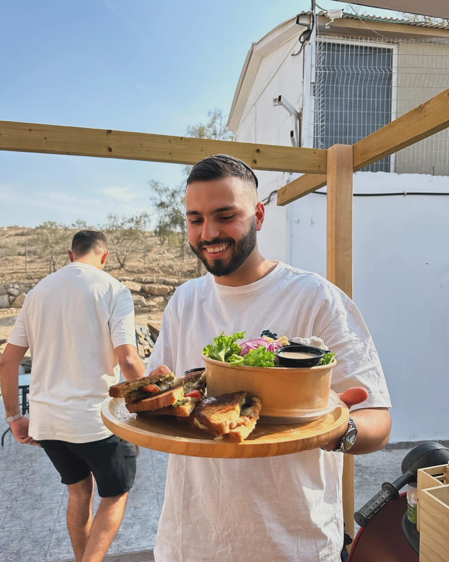 מגש עם טוסט וסלט בהדבשת
